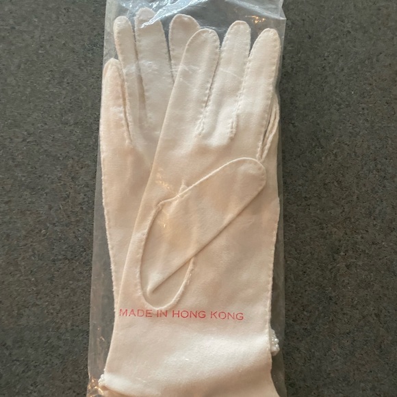 Gloves from Hong Kong - Picture 2 of 4
